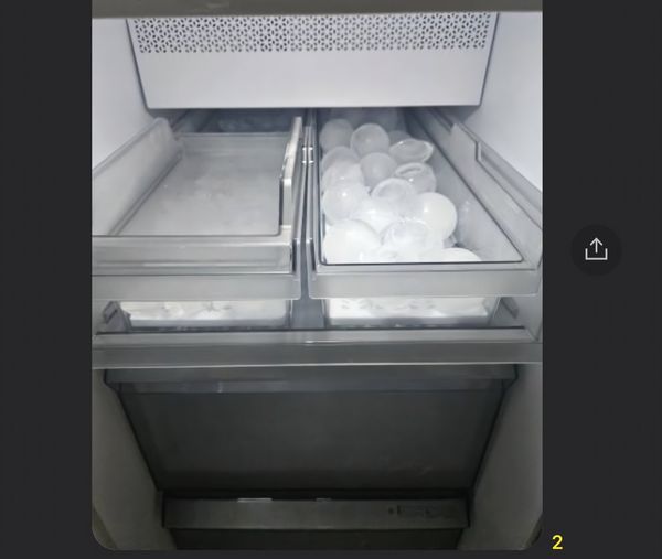 집들이를 위해 하루에 3알씩 나오는 하이볼 얼음 모아놓은 친구