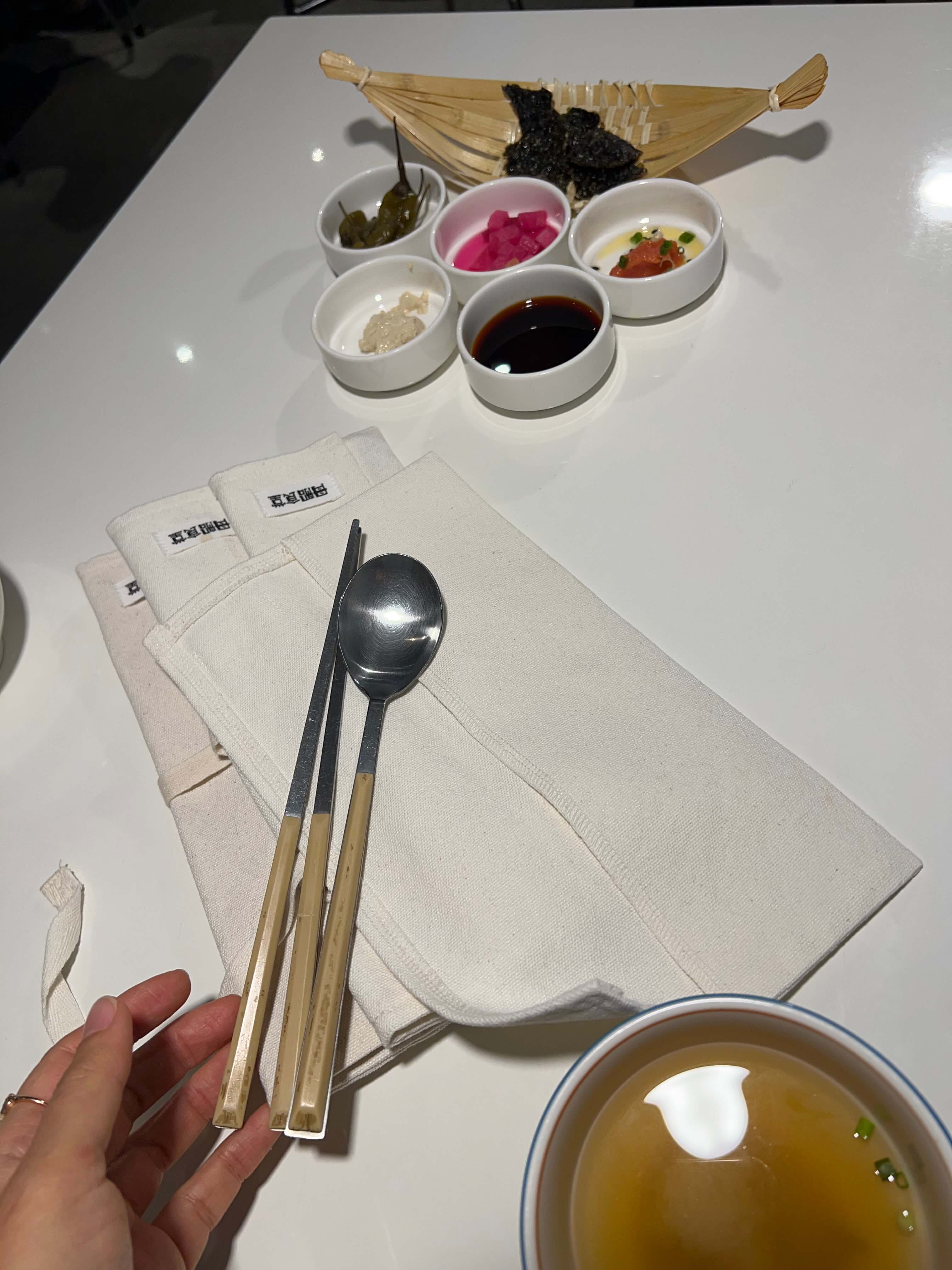 민수랜드-대전모선식당 내부테이블