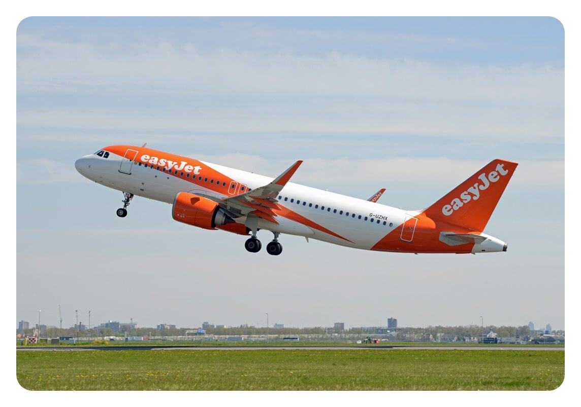 이지젯 EasyJet a320neo 비행기가 이륙하는 모습을 찍은 사진