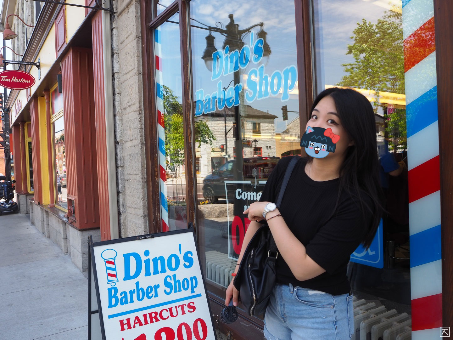 Dino's Barber Shop 앞에서 포즈를 취하고있는 뤼니