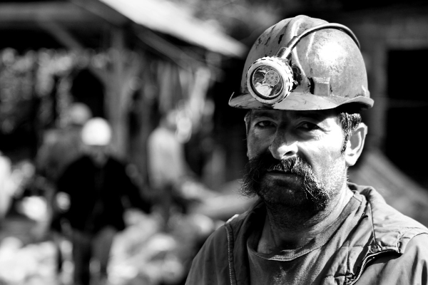 알트태그-광산에서 일하는 광부의 흑백사진입니다. 콧수염을 멋있게 길렀는데 표정에선 삶의 고단함이 묻어나고 있습니다.