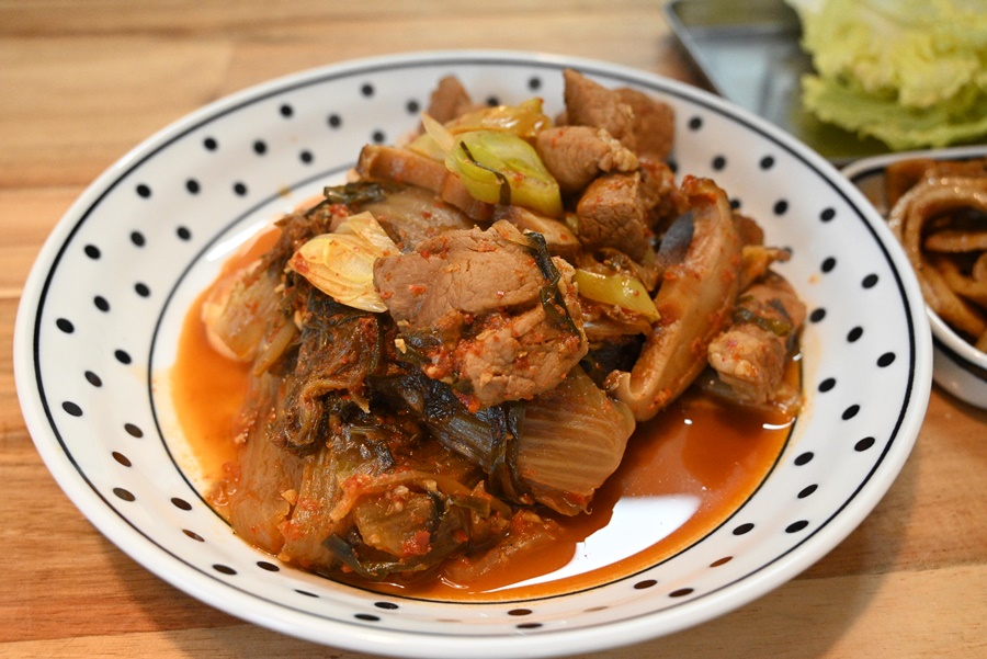  아침은 간소하게 고기김치찌개가 진리!!
