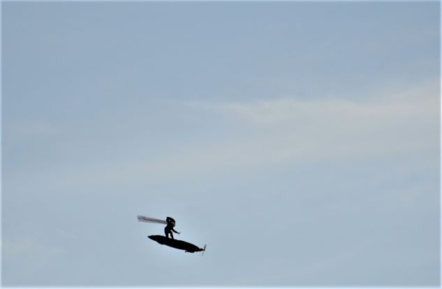 두 장의 작은 사진은&#44; 하늘을 날고 있는 서핑보드&#44; 우측은 창공을 날고 있는 모형 비행기&#44;