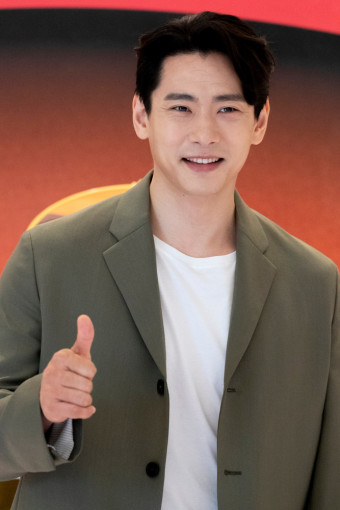 전쟁 중 유태오는 과거 결혼해 니키리와 아이를 낳았다. 32