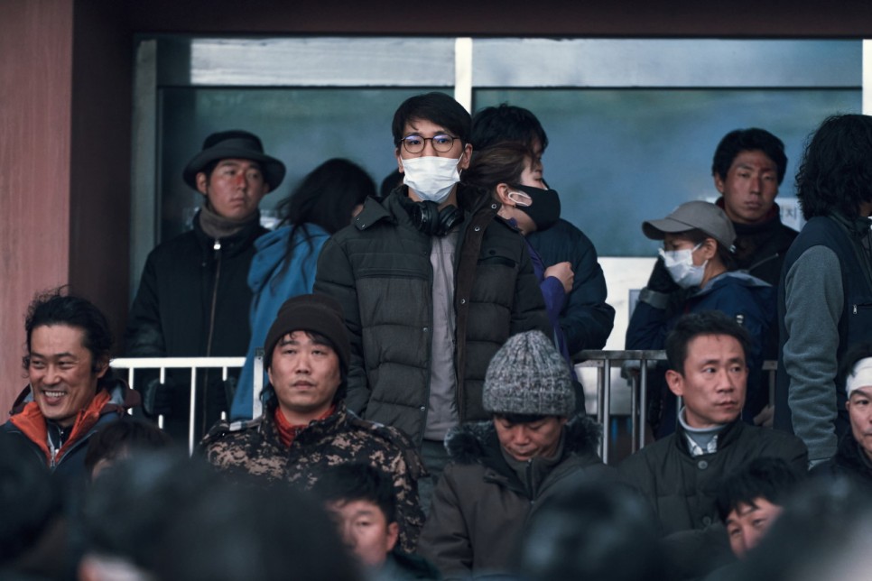 콘크리트 유토피아 감독