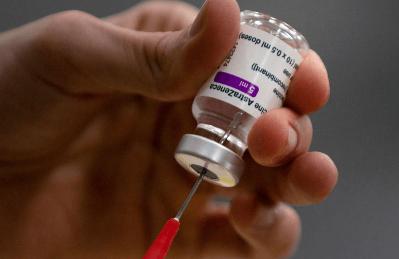 아스트라제네카-백신에-주사를-주입하는-사진
