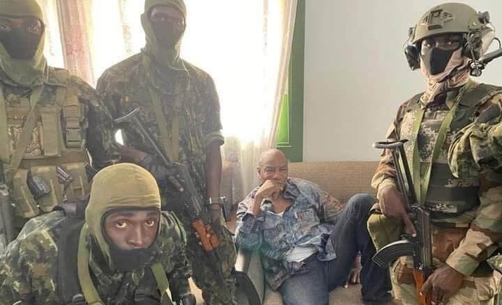  기니 쿠데타: 군인들, 대통령으로부터 권력 장악 주장 VIDEO:Guinea Coup: President Conde In Military Custody