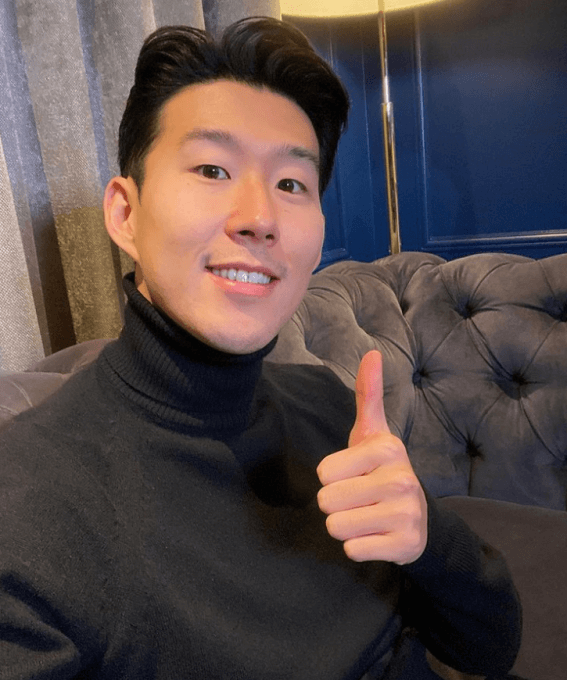엄지손가락-치켜든-손흥민