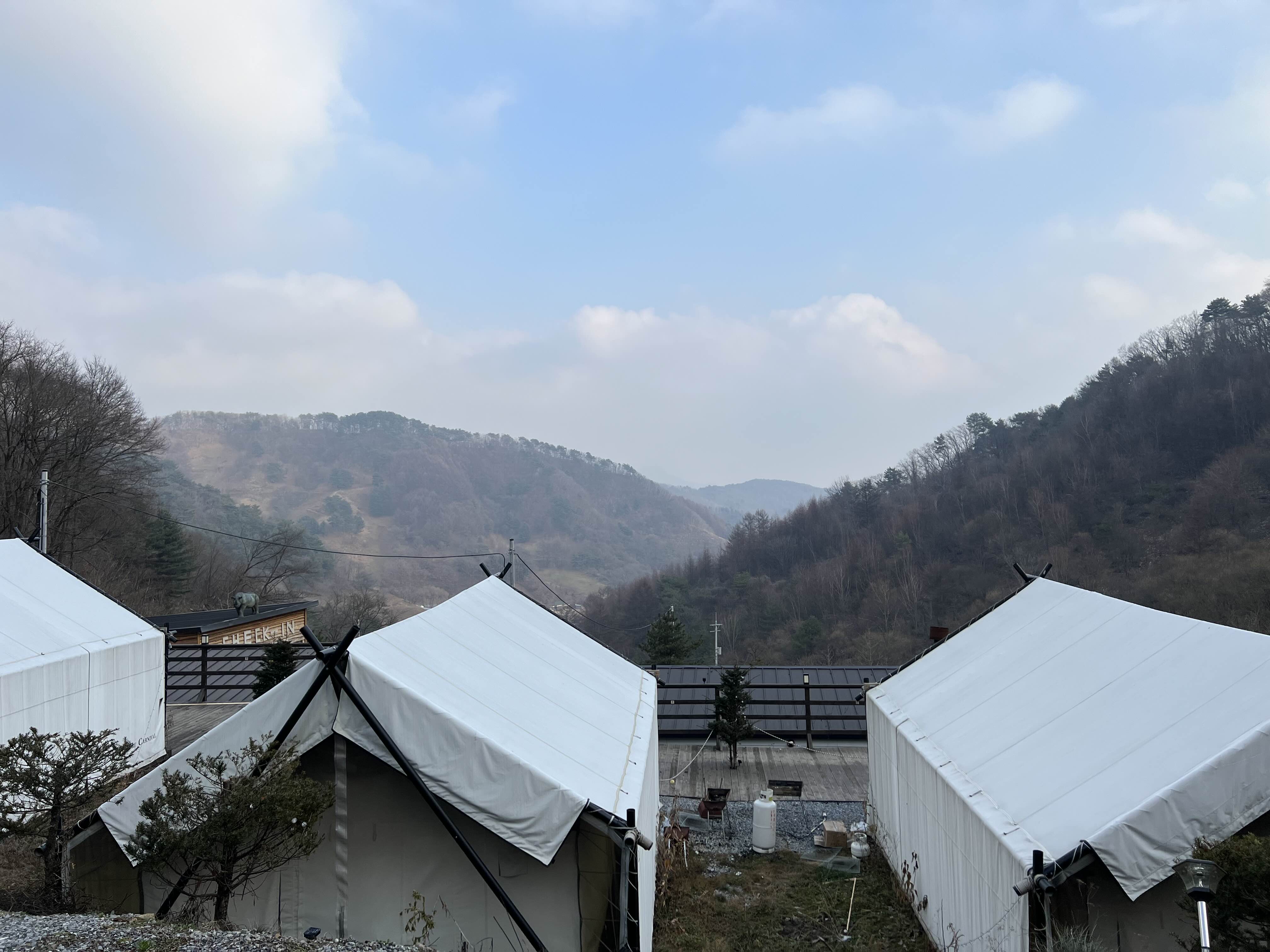 강원도 캠핑 코뿔소글램핑 산 전경