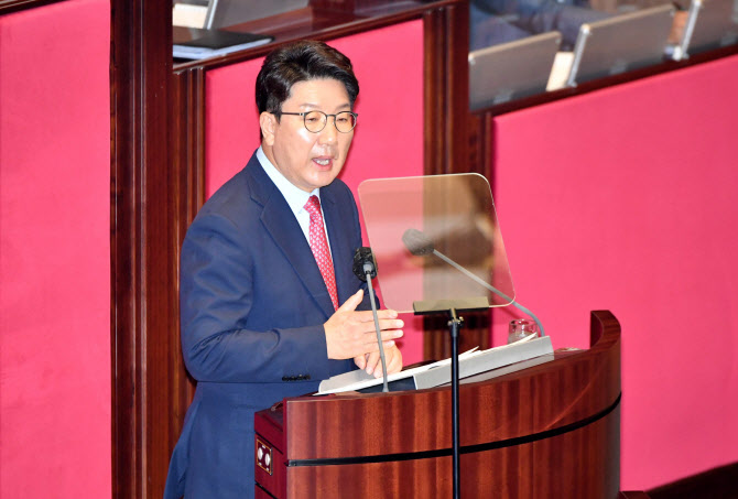  진중권, 文 16번 소환 권성동에 "술 덜 깼나"