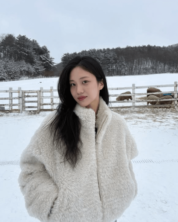 하얀 설원에서 포근한 옷차림으로 포즈를 취한 홍화연 배우! 청순한 겨울 분위기가 인상적입니다.