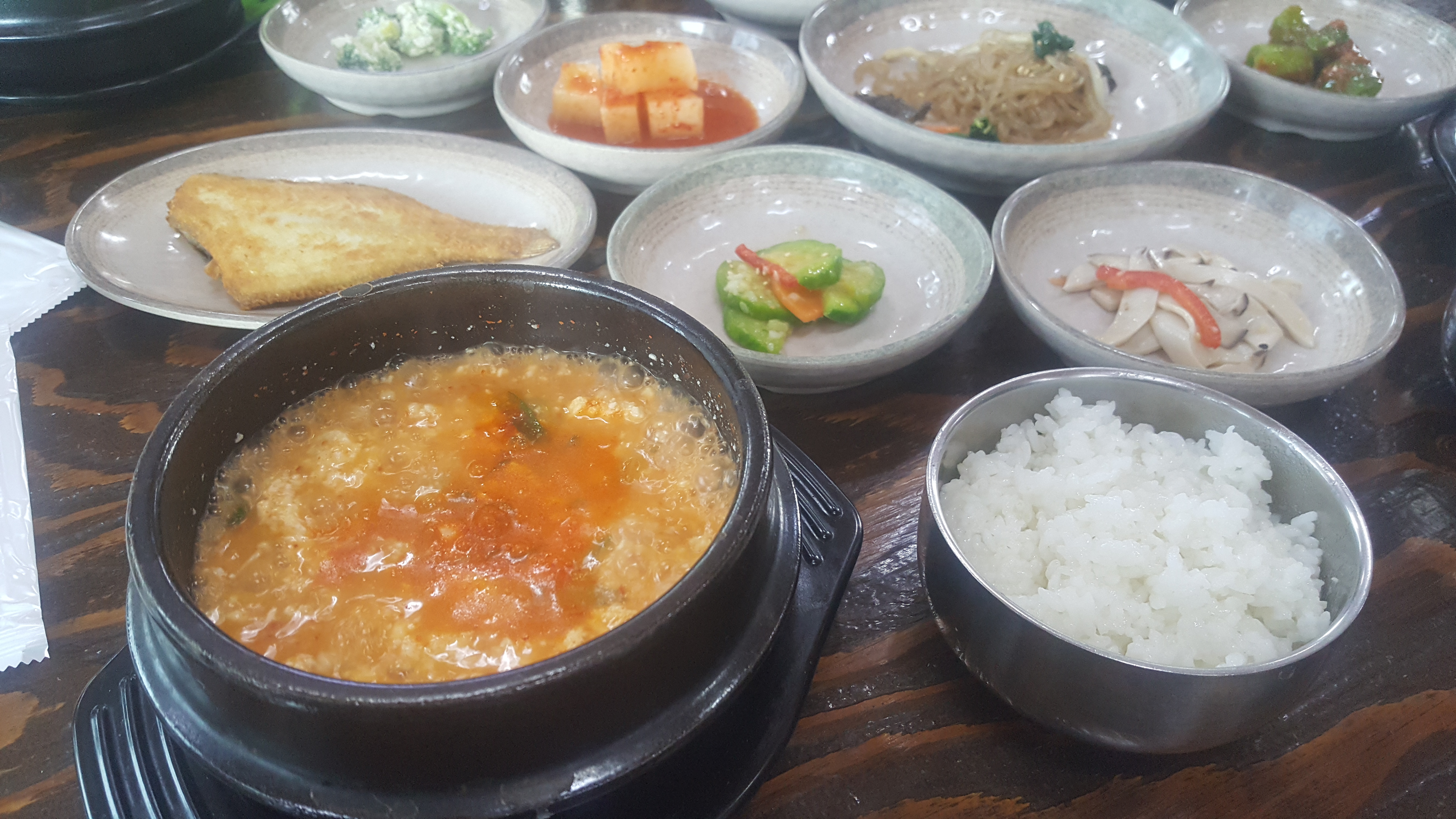  아뜨뜨 입천장 조심!!  뜨끈하고 부드러운 경북 경주의 순두부찌개~ 기와골 맷돌 순두부
