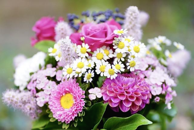 분홍색 장미&#44; 흰색 데이지&#44; 분홍색 다일리아 그리고 야생화 등 다양한 꽃들로 만든 꽃다발