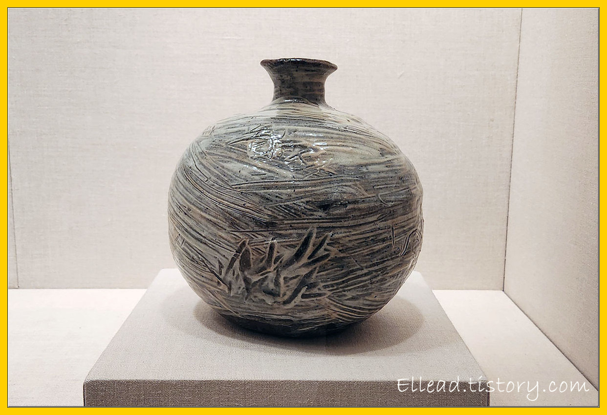 Globular Vase, 2005