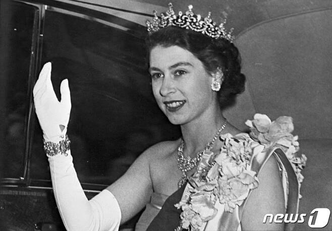 엘리자베스 2세 영국 여왕이 25세 승계 서열 1위 공주 신분이던 1951년 6월 7일 다이아몬드 왕관을 쓴 채 사람들에게 손을 흔드는 모습.