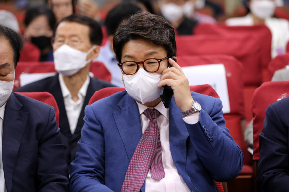  대통령실 사적 채용 논란에 권성동 "9급 갖고 무슨".. "9급 되려 피땀 흘려 공부하는데" 여론 부글