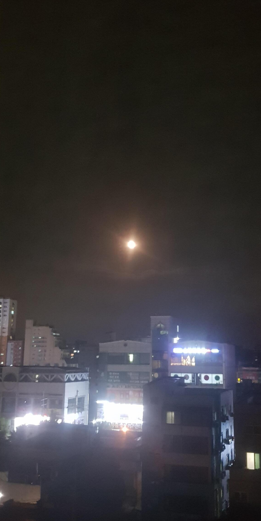  오늘 달이 엄청 밝네요~ 비 온 뒤 맑음인가요? ㅎㅎ
