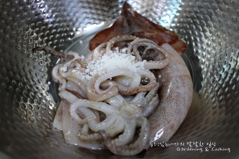 법. 국물까지 싹 떠먹게 돼.♬맛있게 매운 오징어볶음 만들기 19