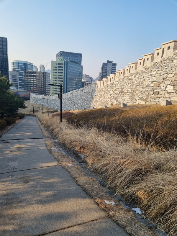 백범광장과 남산공원성벽