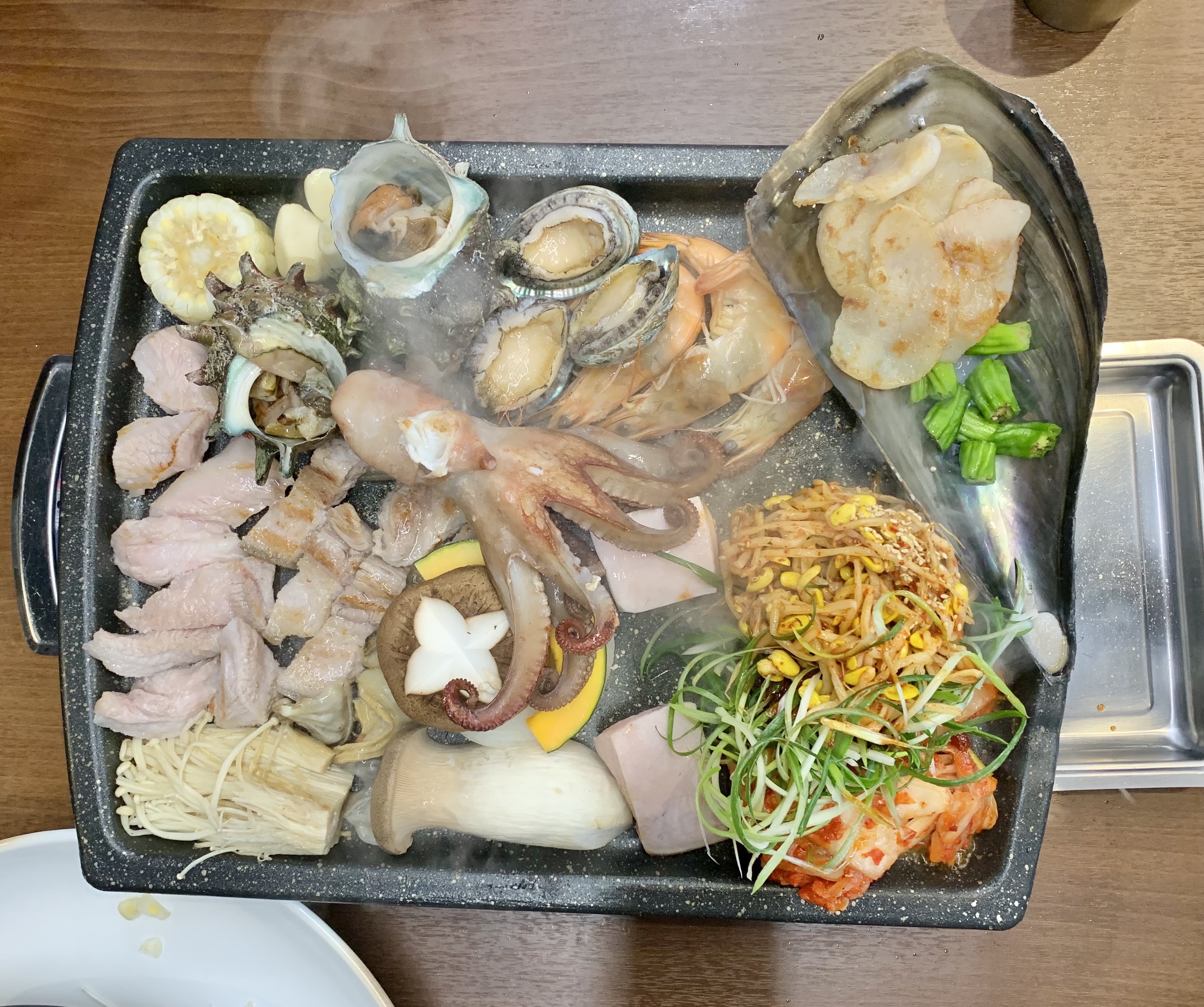  제주 흑돼지 + 전복 + 문어를 한번에!! 흑돼지해물삼합
