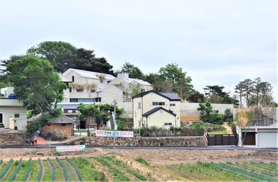  문재인 북카페 오픈, 이름 평산마을 책방, 주소 경상남도 양산시 하북면 평산마을 2길 30 지산리 313 근처