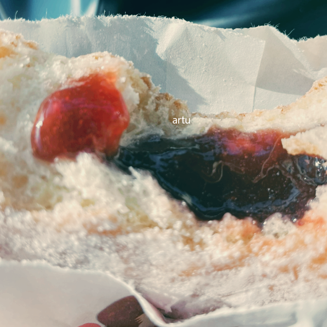 던킨 스트로베리필드 도넛 반으로 자른 사진