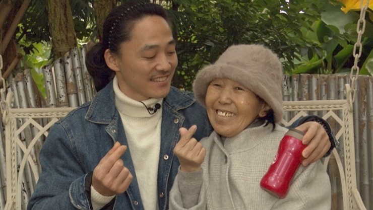 어깨동무-하고-사진-찍는-모자