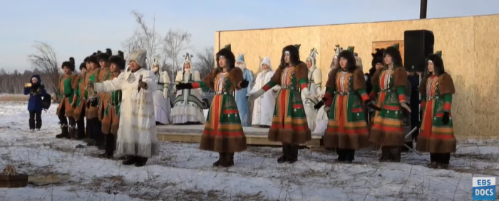 러시아-사하공화국-지역원주민-야쿠트인-전통의상-여인-축제정보