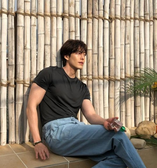  김우빈, 신민아가 반한 188cm+태평양 어깨 피지컬 [SNS컷]