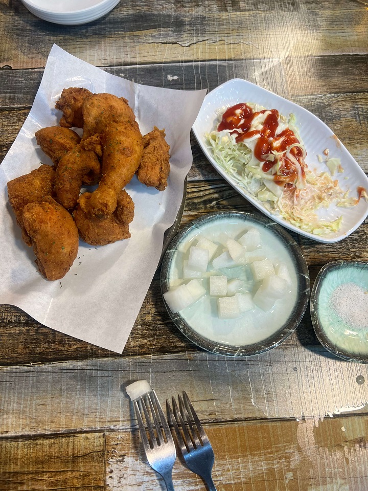 후라이드치킨과-샐러드