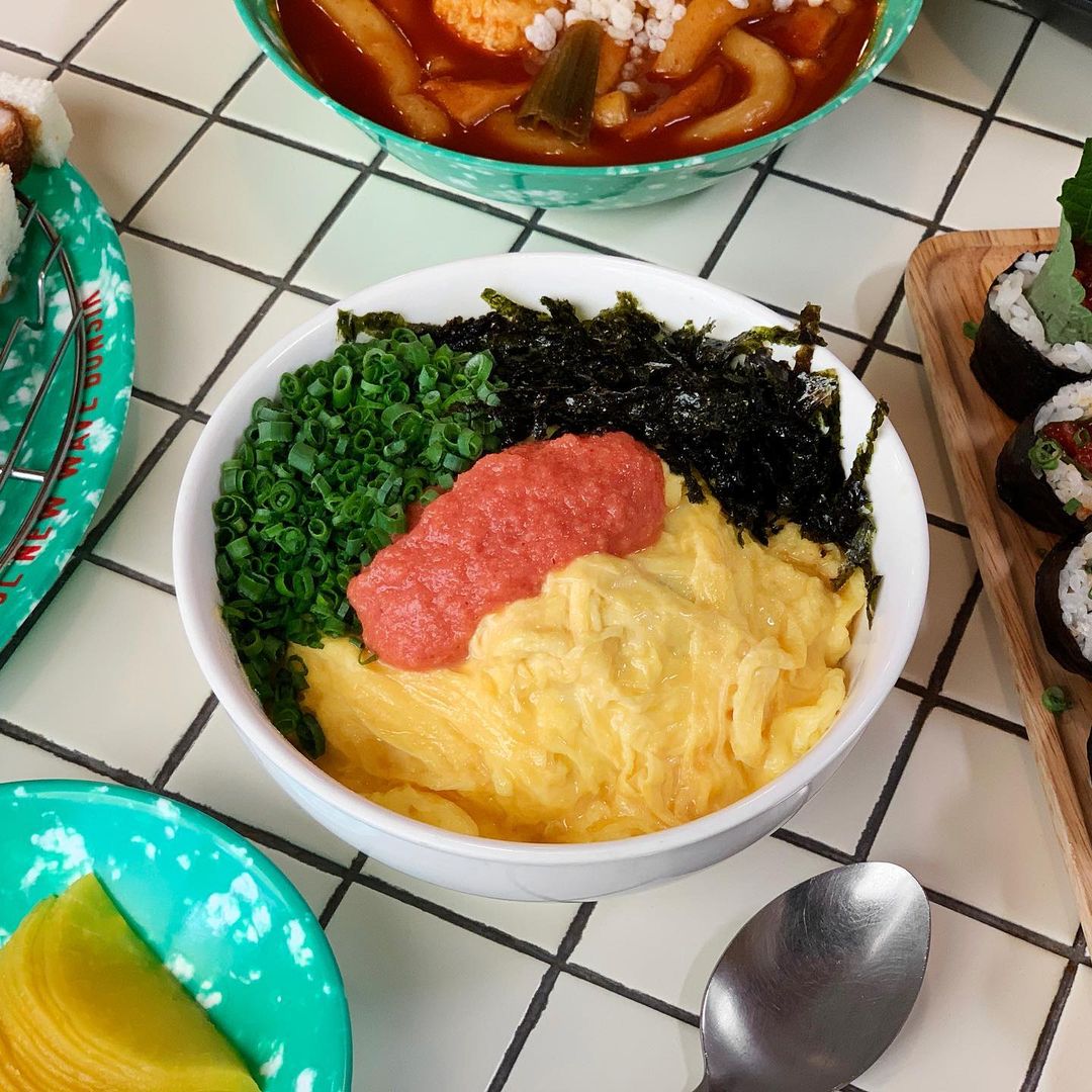 줄서는식당 육회김밥&#44; 어묵튀김 옛날 떡볶이&#44; 돈까스 샌드&#44; 육개장 라면&#44; 명란 에그라이스 맛있는 레트로 분식집 압구정로데오 맛집 소개