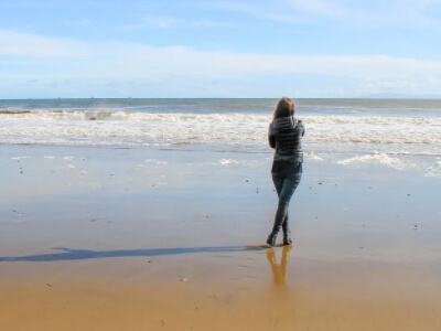 바닷가를-걷는-여자