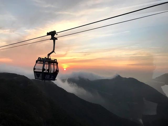 저 멀리 일출이 보이는 케이블카의 모습