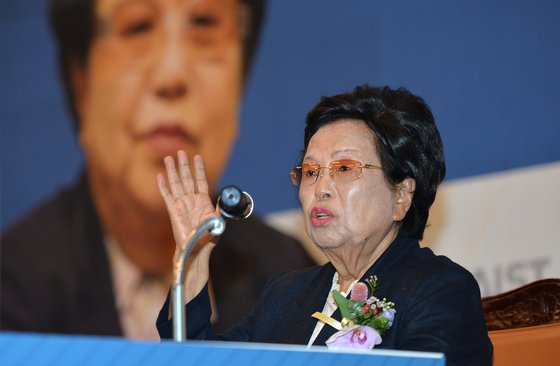  81세에 첫사랑과 결혼했다, 83세 여걸의 766억 쾌척