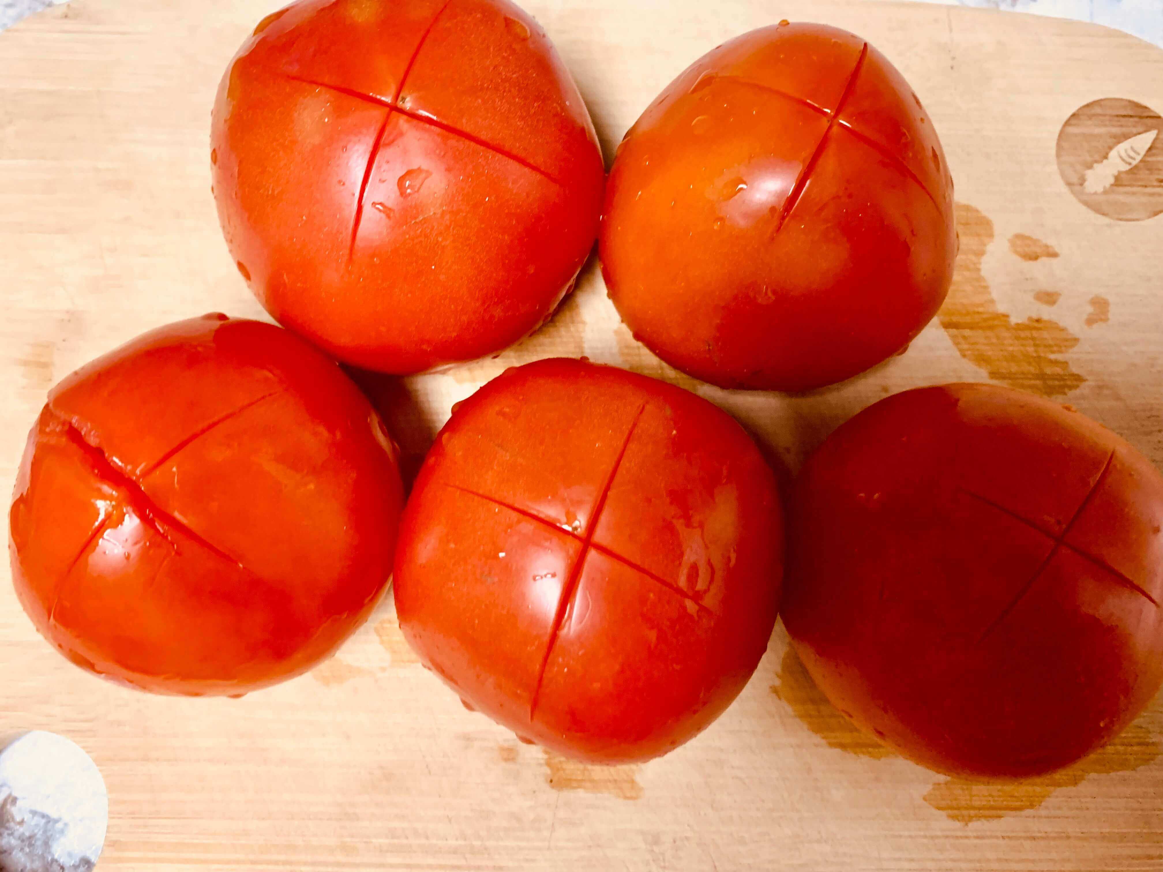 빨간-토마토-5개-십자-칼집을-낸-모습