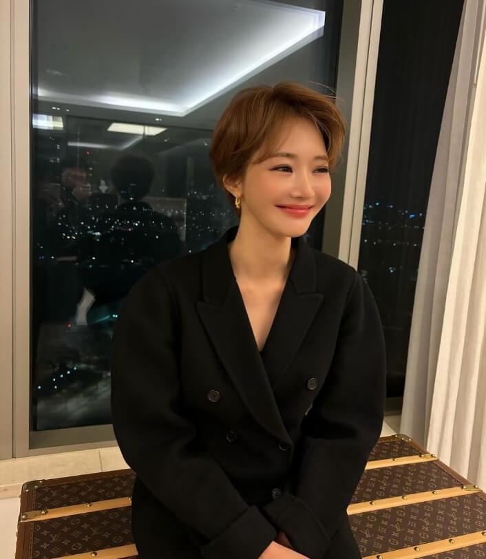 검정색옷을입은-단발머리여성의모습
