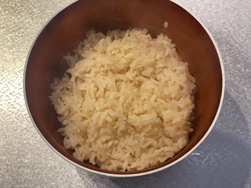 꿉당 메뉴 - 다시마 육수로 갓 지은 코쿠미 쌀밥