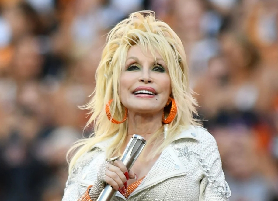 나이가 무색한 77세 &#39;돌리 파튼&#39;의 놀라운 공연 무대 모습 VIDEO: Dolly Parton&#44; 77&#44; rocks rhinestone-studded jacket and electric orange flares in Tennessee