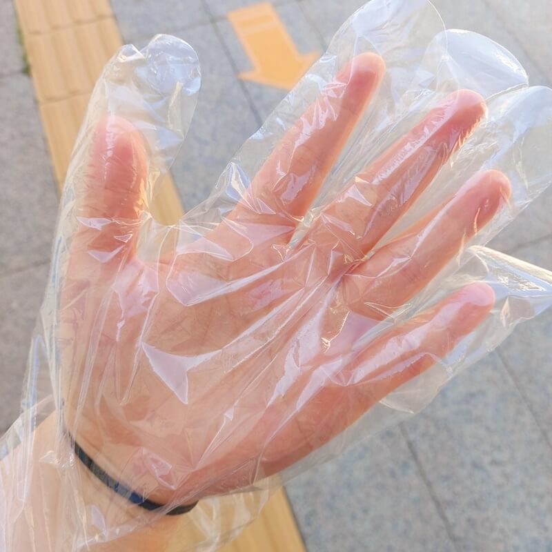 서울 강북구 코로나 19 접종센터 들어가기 전 나눠주는 비닐장갑