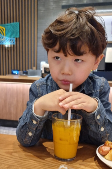  등하굣길 아이 핸드폰 사용 (23.03.29)