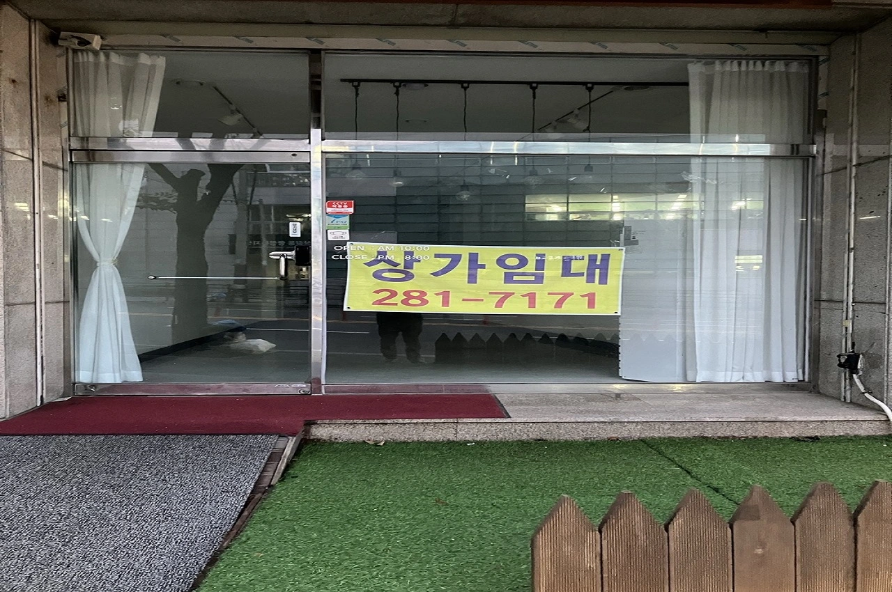 상가-임대-현수막-붙여진-건물-사진