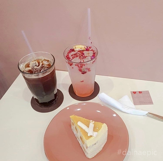  [수원 천천동/율전동 카페] 핑꾸핑꾸 인테리어가 돋보이는 <나이트티 NIGHTTEA>