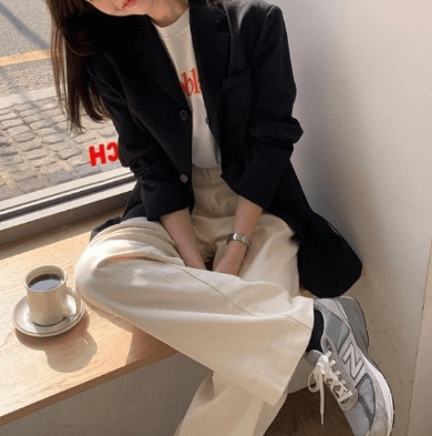 여자 베이지 치노팬츠 + 프린팅 흰 티셔츠 + 검정 블레이저 코디