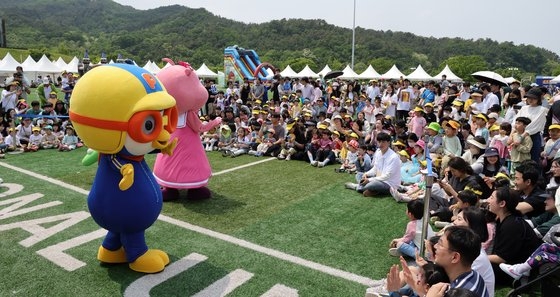 13일 오후 서울대학교 운동장에서 열린 제1회 쌍둥이 플러스 홈커밍데이 행사에서 다둥이 가족들이 뽀로로 공연을 보고 있다.