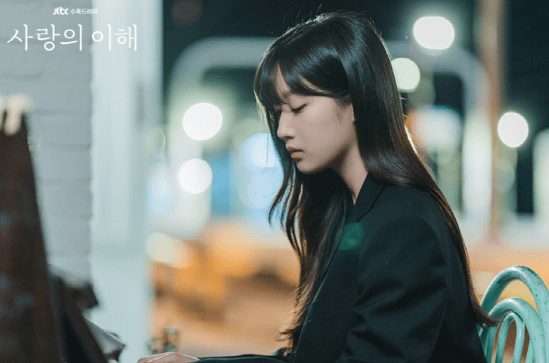 사랑의 이해 10회, 정동진역에서 피아노를 치는 안수영(문가영)(출처: JTBC)