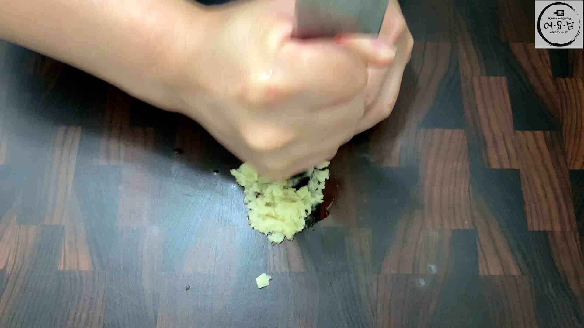 가지무침_재료준비_마늘다지기