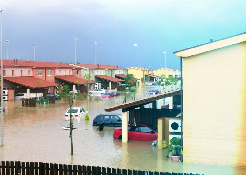 홍수로-인해-주택-차량이-침수