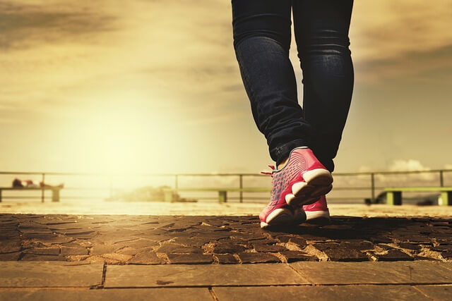맨발걷기 효능 및 주의사항과 운동법