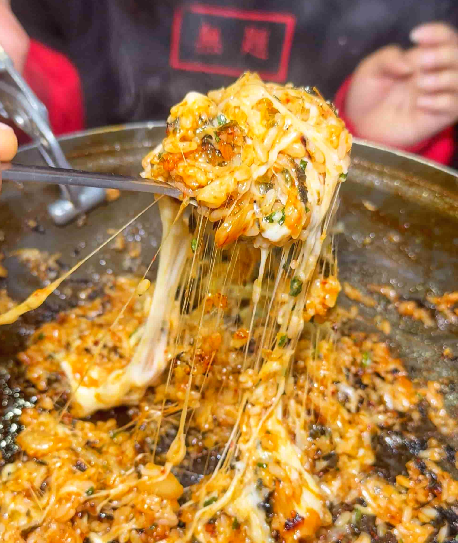 치즈 볶음밥을 숟가락으로 들어 올린 사진