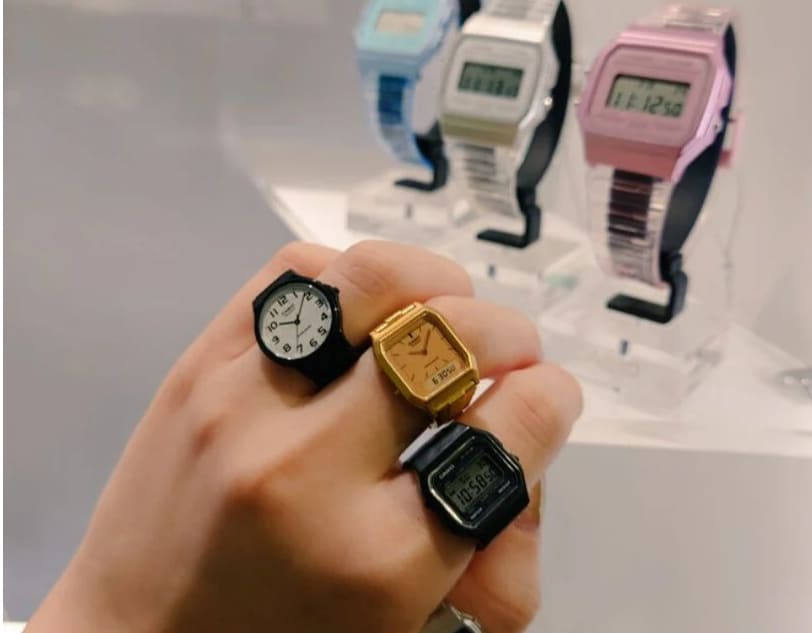 완전한 기능의 미니어처 카시오 시계 반지 VIDEO: Fully functional miniature casio watch rings are small enough to fit around fingers
